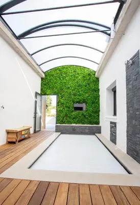 a living room with a green wall at VILLA PALMA & SPA in LʼIsle-sur-la-Sorgue