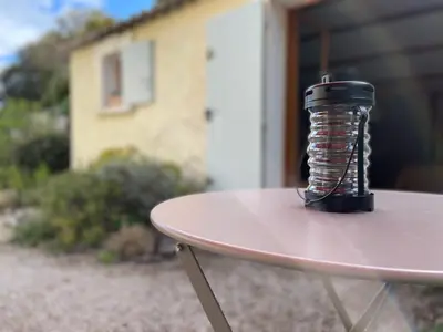 a microphone sitting on top of a table at Studio Idéal pour des moments d'exceptions in Cabrières-dʼAvignon