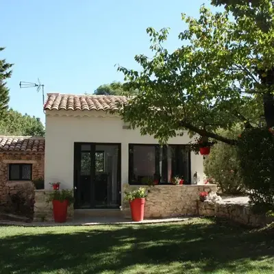 Logis au milieu des pins