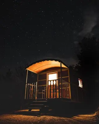 a small cabin in the middle of the night at La Carriole dans le jardin in Ménerbes