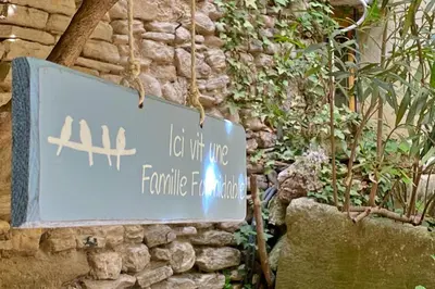 a sign attached to a stone wall at La Marisol in LʼIsle-sur-la-Sorgue