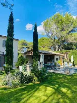 a house with a yard with trees at Mazet LEAJO in Eygalières