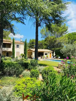 a house with a garden and a swimming pool at Mazet LEAJO in Eygalières