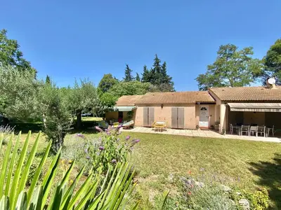 a house with a garden and a yard at « CARPE DIEM » in Aix-en-Provence