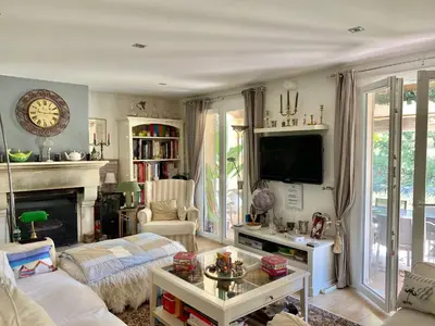 a living room with a fireplace and a tv at « CARPE DIEM » in Aix-en-Provence