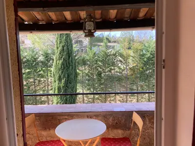 a garden with a fence and some pink roses at La bastide de Mauragne - Gîte les Iris in Apt