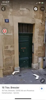 a green door on the side of a building at Le Madeleine (duplex) in Aix-en-Provence
