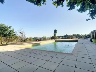 a large pool of water in a park at LesArnauds in Aix-en-Provence