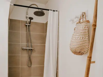 a shower with a shower curtain and a purse at La Source in Oppedette