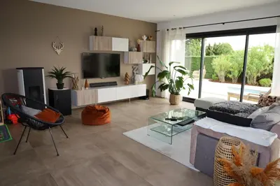 a living room with a couch and a tv at Villa moderne en Provence avec piscine in Carpentras