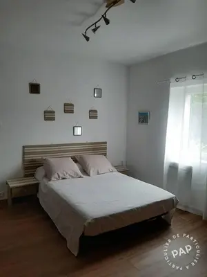a bedroom with a bed and a window at Gite au cœur du Luberon in Goult