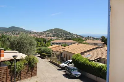 a view of a residential street with houses and cars at Chambres d'hôtes Elisa & Etienne in Manosque