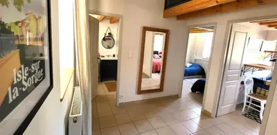 a hallway with a mirror and a room at Maison de village façon Loft, avec cour et airco, dans le centre historique in LʼIsle-sur-la-Sorgue