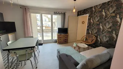 a living room with a couch and a table at vintage home in LʼIsle-sur-la-Sorgue