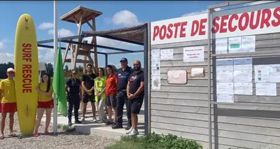 a group of people standing in front of a rescue de rescuer at Beau studio Monteux, balcon vue Lac, près de Spirou Provence in Monteux