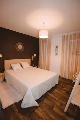 a bedroom with a large white bed in a room at Appartement et Garage au Cœur de l'Isle in LʼIsle-sur-la-Sorgue