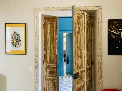 an open door into a hallway with a blue room at La maison Gerval in Bédoin