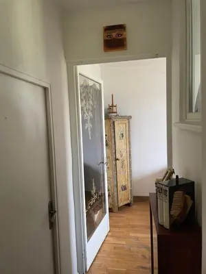 a hallway with a door leading to a room at SOUS LE TILLEUL CENTENAIRE in La Tour-dʼAigues