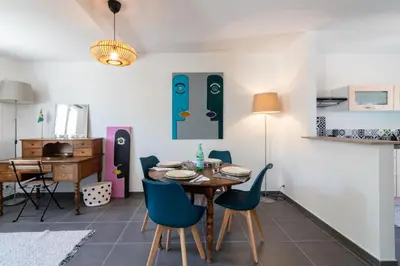a dining room with a table and chairs at L'Isle Ô Jardin in LʼIsle-sur-la-Sorgue