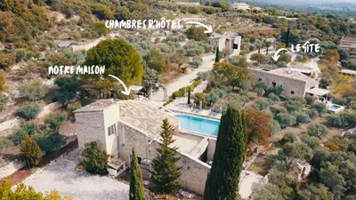 an aerial view of a house with a swimming pool at l'Atelier des Milles Roches in Gordes