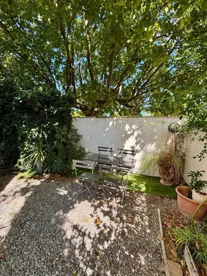 a table and chairs sitting in a garden at LE PETIT JARDIN ... in LʼIsle-sur-la-Sorgue