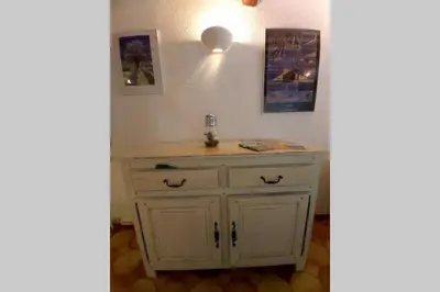 a small white cabinet in a corner of a room at Appartement de charme au calme avec piscine, au pied du Colorado provençal, cœur du Luberon in Rustrel