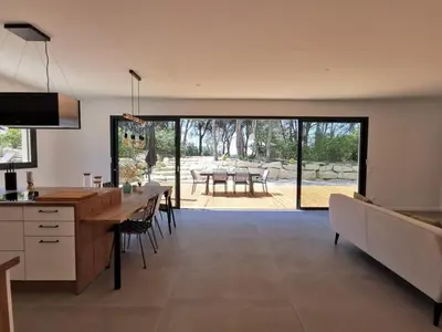 a kitchen and dining room with a view of a patio at Villa la Provence, Luxe, Confort et Joie de Vivre in Carpentras