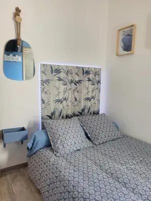 a bedroom with a bed with a head board at Les Prairies de l'Encrême in Céreste