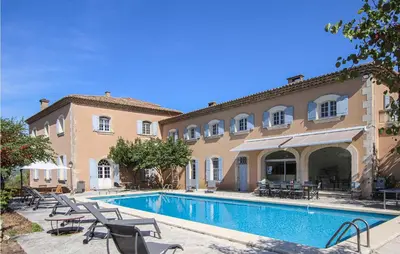 a swimming pool in front of a building at 7 Bedroom Nice Home In Apt in Apt