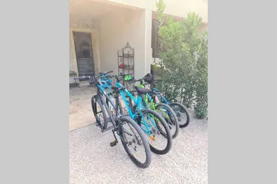a row of bikes parked next to a building at Le Cabanon de Nans. Gîte de charme en Provence. in Grans
