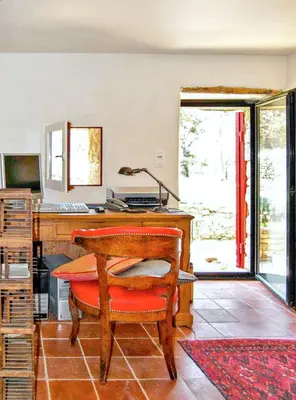 a room with a desk with a chair and a desk sidx sidx sidx at Villa élégante avec piscine privée à Ansouis, vues montagne in Ansouis