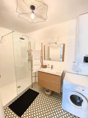 a bathroom with a sink and a washing machine at Il y a le Soleil, la Campagne et la Mer in Martigues