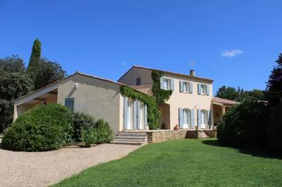 a large white house with ivy on it at Provence.bienvenue chez nous in Rognes