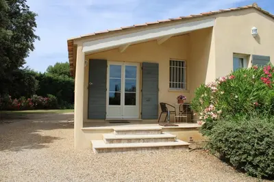 a small house with a porch and a table at Provence.bienvenue chez nous in Rognes