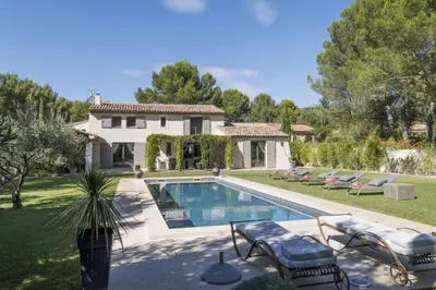 a villa with a swimming pool and a house at high standard provencal bastide with heated pool in lourmarin in the luberon, vaucluse. 10 people in Lourmarin