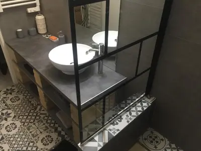 a bathroom with two sinks and a mirror at Logement sur pte cour, rez de chaussée, WIFI, CLIM in Vedène