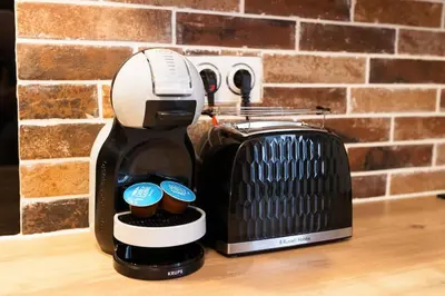 a coffee maker and a toaster on a counter at Bricks Industry Hyper Centre Fontaine Moussue in Salon-de-Provence
