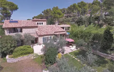 an aerial view of a house with a garden at Amazing Home In Orgon in Orgon