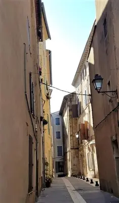 an alley with buildings and a street with a street light at nid2nuit Nuance d'Ocres in Apt