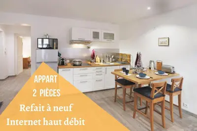 an apartment with a kitchen with a table and chairs at nid2nuit Nuance d'Ocres in Apt