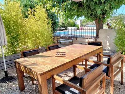 a wooden table with a chess board on top of it at Les Platanes in LʼIsle-sur-la-Sorgue