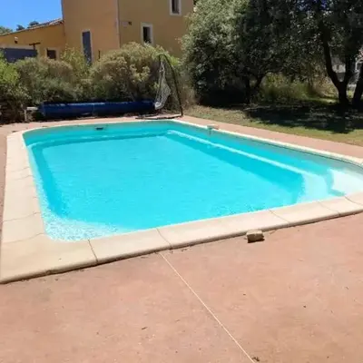 Charmant chalet à Cornillon-Confoux avec piscine partagée