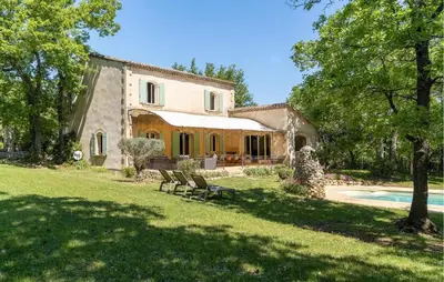 an external view of a house with a pool at 4 Bedroom Pet Friendly Home In Apt in Apt