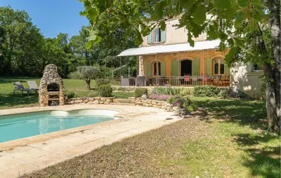 a house with a swimming pool in the yard at 4 Bedroom Pet Friendly Home In Apt in Apt