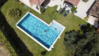 an overhead view of a large swimming pool in a yard at Villa Noa Pertuis in Pertuis