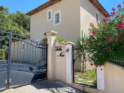 a gate to a house with graffiti on it at Villa Noa Pertuis in Pertuis