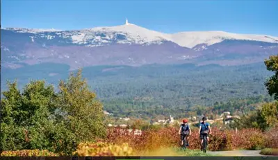 two people standing on a hill with mountains in the background at Belle maison provençale au pied du Mont Ventoux in Caromb