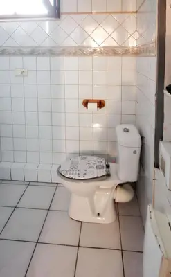 a bathroom with a toilet with a lid on it at Appartement charmant à Avignon - 50 m² - Terrasse privée in Avignon