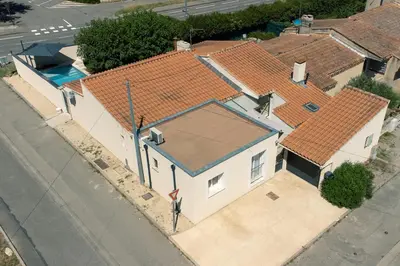 an overhead view of a white house with orange roofs at Le Nid'Isle - Stationnement privé gratuit - Wi-Fi performant - Climatisation in LʼIsle-sur-la-Sorgue
