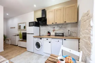 a kitchen with a washing machine and a washer at Exotic Stones Hyper Centre Fontaine Moussue in Salon-de-Provence